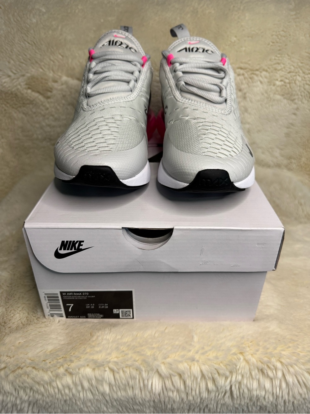 New in box- Nike Women’s Air Max 270 - Light Gray, Black & Hot Pink - Picture 3 of 6
